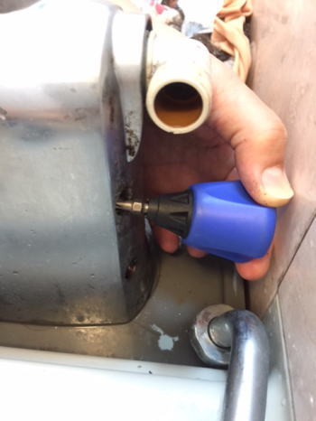 混合栓の本体裏側のネジは上側2本を外せばOKです