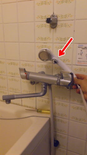 TOTOのシャワー混合栓TMG40CRXにホームセンターで購入したクリック式（一時止水付き）のシャワーヘッドを取り付けた例