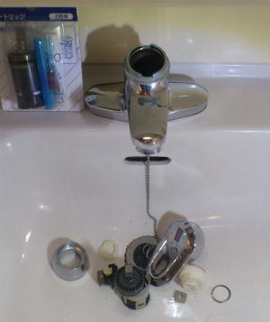 洗面台の排水栓を閉めずに作業をして小さな部品が排水口に落ちてしまうとエライ事になります