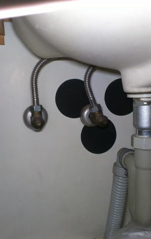 洗面台の扉の中にある止水栓を止める場合、止水栓が古いと止水栓から水漏れする事があります