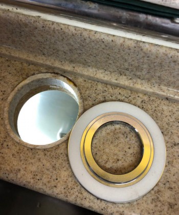 『カウンター穴径変換アダプター』は新しい混合栓の取り付け金具に挟むように取り付けます