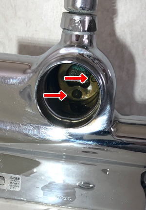 位置合わせ用の突起を混合栓本体側の穴に合わせる